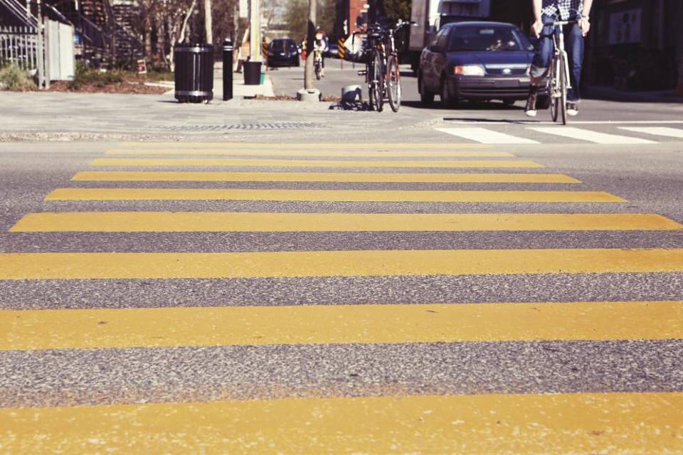 Cruce peatonal con la pintura desgastada visto desde el nivel del suelo