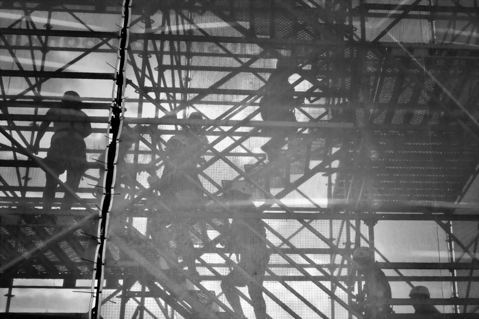 Trabajador de la construcción sobre un andamio visto desde abajo