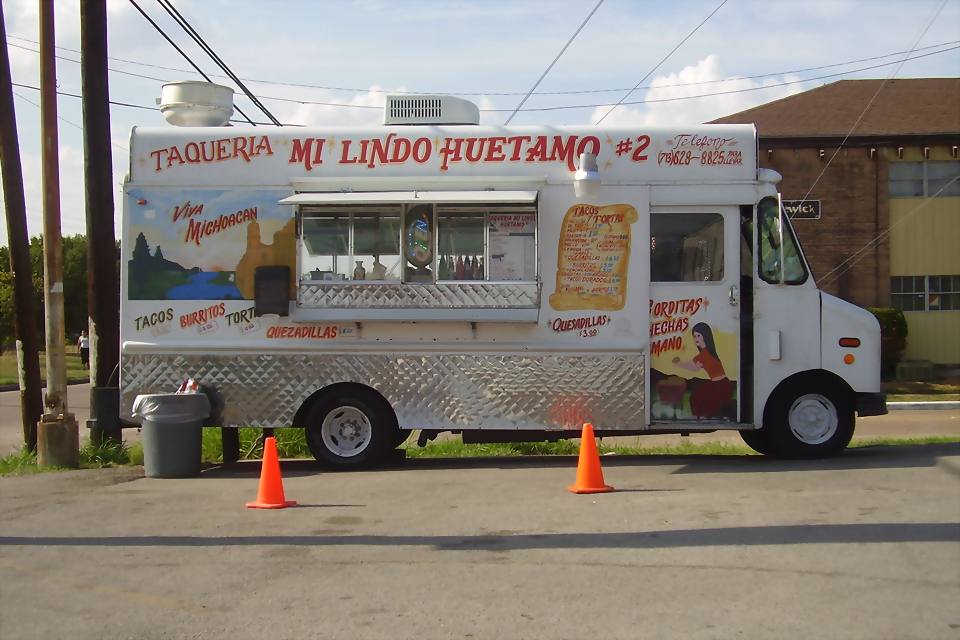 Rótulo pintado a mano de una panadería con texto en español
